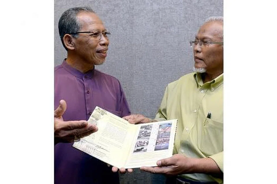 BERJASA PADA NEGARA: Encik Waris (kiri) dan Encik Mohd Hanef sama-sama telah menyumbang kepada pembangunan negara sejak usia muda lagi. - Foto TAUFIK A. KADER
