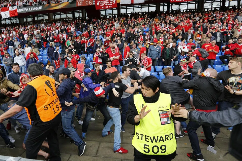 INSIDEN GANAS CEMARI FINAL: Penyokong kededua pasukan yang bersaing mencemari suasana perlawanan akhir Liga Europa, dinihari semalam, apabila mereka bergaduh sebelum wisel permulaan. - Foto REUTERS