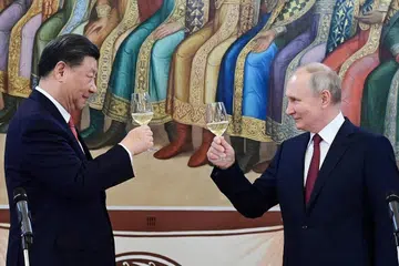 ERAT HUBUNGAN: Presiden Russia, Vladimir Putin (kanan), bersama Presiden China, Xi Jinping. - Foto-foto REUTERS