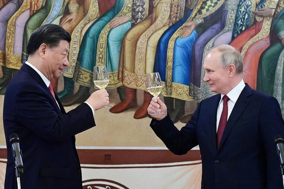 ERAT HUBUNGAN: Presiden Russia, Vladimir Putin (kanan), bersama Presiden China, Xi Jinping. - Foto-foto REUTERS