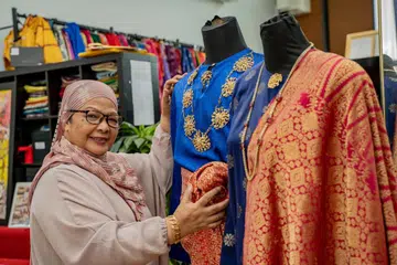 BERJAYA YAKINKAN IBU: Meskipun minatnya dalam bidang seni tak diterima ibu bapa mulanya, Cik Som berjaya meyakinkan ibunya. 