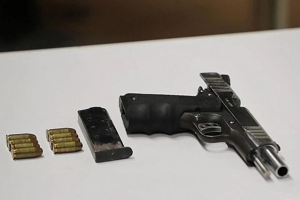 PISTOL DIRAMPAS: Dua lelaki didakwa di mahkamah semalam dengan seorang daripadanya didakwa atas kesalahan memiliki pistol yang berisi peluru. - Foto BH oleh GIN TAY.