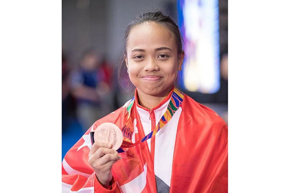 SRIKANDI SILAT: Atiq (atas) meraih pingat gangsa di Sukan SEA 2019 di Manila, Filipina pada Disember lalu. - Foto TAN CHUAN-JIN / FACEBOOK 