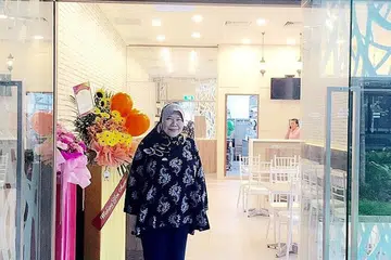 CIK ROSNANI GANI: Sudah bantu ibu memasak sejak berusia sembilan tahun. Beliau sendiri yang memulakan dan mengurus perniagaan restorannya. - Foto ihsan ROSNANI GANI