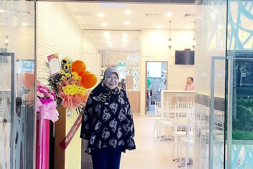CIK ROSNANI GANI: Sudah bantu ibu memasak sejak berusia sembilan tahun. Beliau sendiri yang memulakan dan mengurus perniagaan restorannya. - Foto ihsan ROSNANI GANI