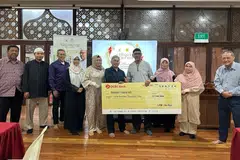 Wakil dua masjid pada majlis penyampaian cek $100,000 sumbangan Masjid An-Nur kepada Masjid Hasanah. Mereka termasuk pengerusi eksekutif Masjid An-Nur, Encik Juraiman Rahim (lima dari kanan); dan pengerusi eksekutif Masjid Hasanah, Encik Mohd Rafi Eusope (kanan sekali).
