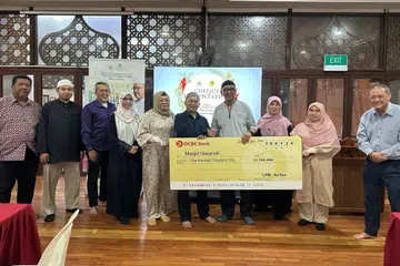 Wakil dua masjid pada majlis penyampaian cek $100,000 sumbangan Masjid An-Nur kepada Masjid Hasanah. Mereka termasuk pengerusi eksekutif Masjid An-Nur, Encik Juraiman Rahim (lima dari kanan); dan pengerusi eksekutif Masjid Hasanah, Encik Mohd Rafi Eusope (kanan sekali).