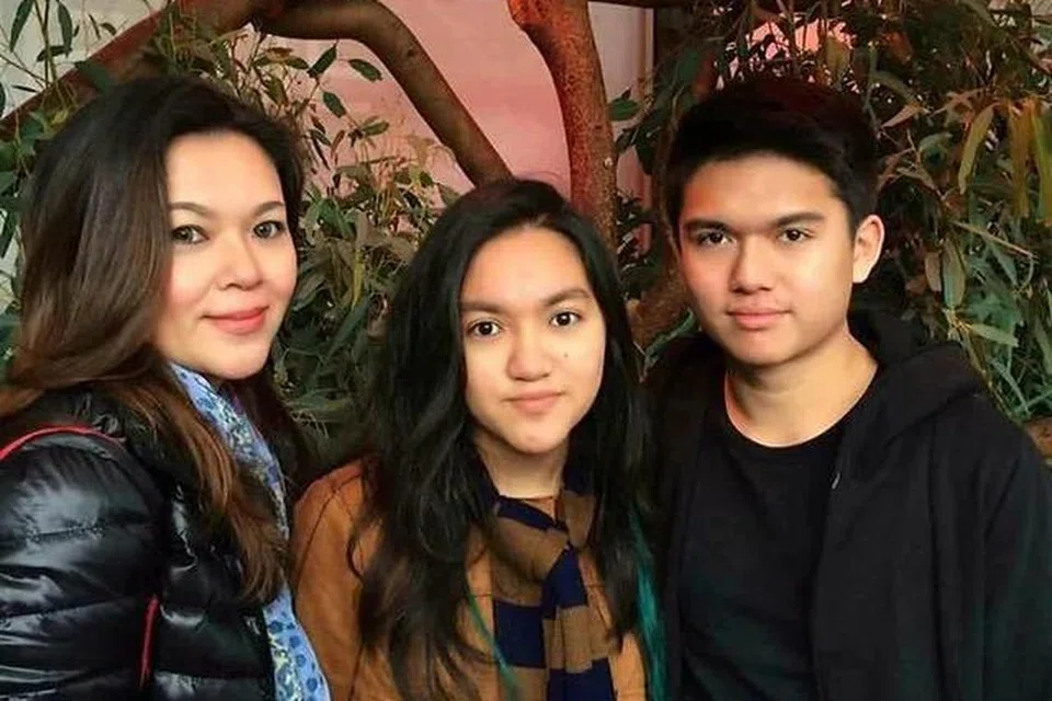 Demi anak-anaknya, Yasmin (tengah) dan Ammar, Cik Ann Kennedy bekerja keras mengusahakan perniagaan makanan tetapi terpaksa menghentikannya selepas beliau diserang angin ahmar.