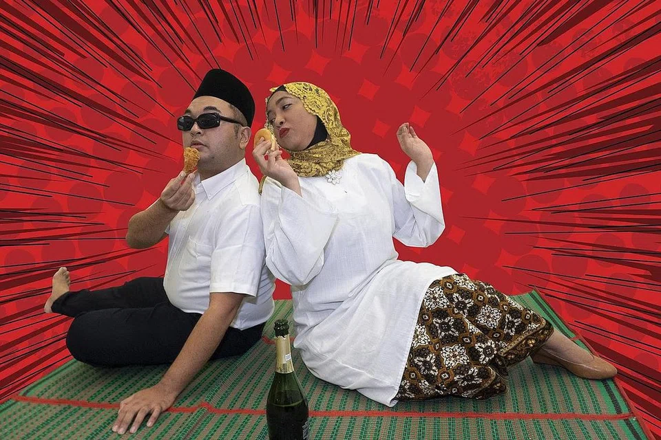 IDENTITI SINGAPURA MENJADI TEMA: 'Angkat: A Definitive, Alternative, Reclaimed Narrative of A Native', antara produksi yang bakal berlangsung sempena Pesta M1 Singapore Fringe Festival, menceritakan tentang hubungan seorang wanita dengan anak angkatnya. Produksi ini dilakonkan oleh Adib Kosnan (kiri) dan Moli Mohter (kanan). - Foto NABILAH SAID DAN NOOR EFFENDY IBRAHIM
