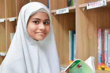BERSEMANGAT: Munawarah Wasilah tidak sabar hendak melangkah ke peringkat menengah Madrasah Al-Ma’arif Al-Islamiah setelah lulus Peperiksaan Tamat Sekolah Rendah (PSLE) di madrasah itu. 
