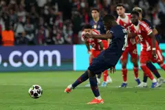 Pemain Paris Saint-Germain, Ousmane Dembele, menyempurnakan sepakan penalti bagi gol ketiga pasukannya ketika aksi separuh akhir pertama Liga Juara-Juara Uefa menentang Bayern Munich di Paris pada 28 April.