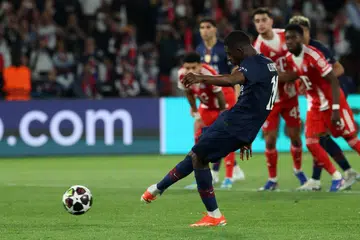 Pemain Paris Saint-Germain, Ousmane Dembele, menyempurnakan sepakan penalti bagi gol ketiga pasukannya ketika aksi separuh akhir pertama Liga Juara-Juara Uefa menentang Bayern Munich di Paris pada 28 April.