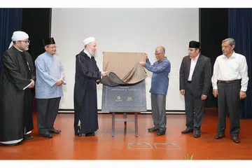 RUJUKAN SANGKAL ISIS: Buku 'Menyangkal ISIS' yang diterjemah ke bahasa Melayu telah dilancarkan oleh Encik Masagos (tiga dari kanan) bersama Shaykh Muhammad Al-Yaqoubi (tiga dari kiri) sambil disaksikan (dari kanan) Ketua Eksekutif Muis, Haji Abdul Razak Hassan Maricar; Dr Mohamed, Mufti Dr Fatris Bakaram, dan Presiden Pergas, Ustaz Mohamad Hasbi Hassan, semalam. - Foto BM oleh JONATHAN CHOO