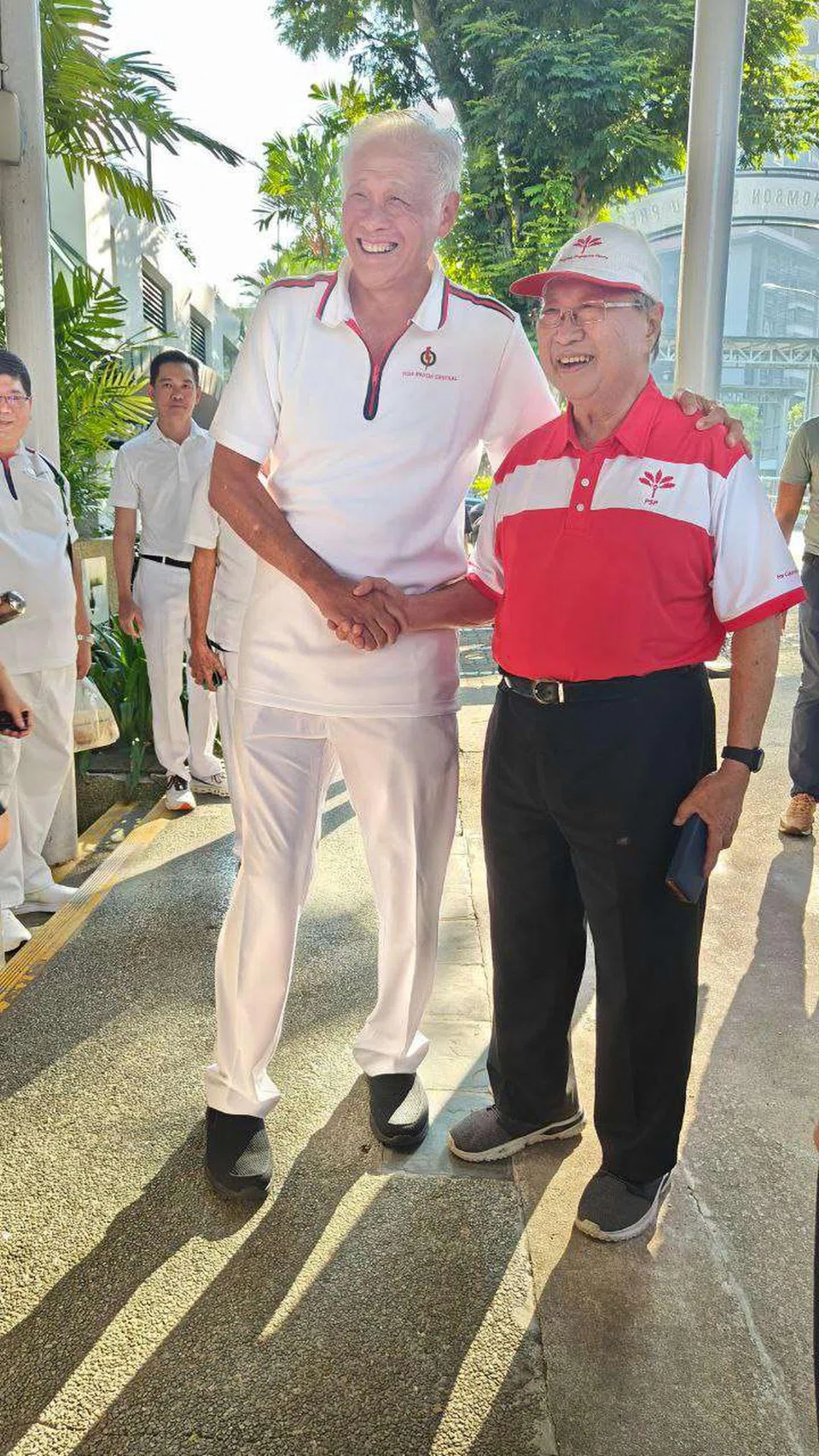 Dr Tan Cheng Bock berjabat tangan Dr Ng Eng Hen di pasar Shunfu pada 27 April. 