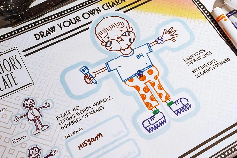 Lukisan karakter oleh penulis di Animator’s Palate, yang kemudian dianimasikan dan dipaparkan pada skrin restoran.