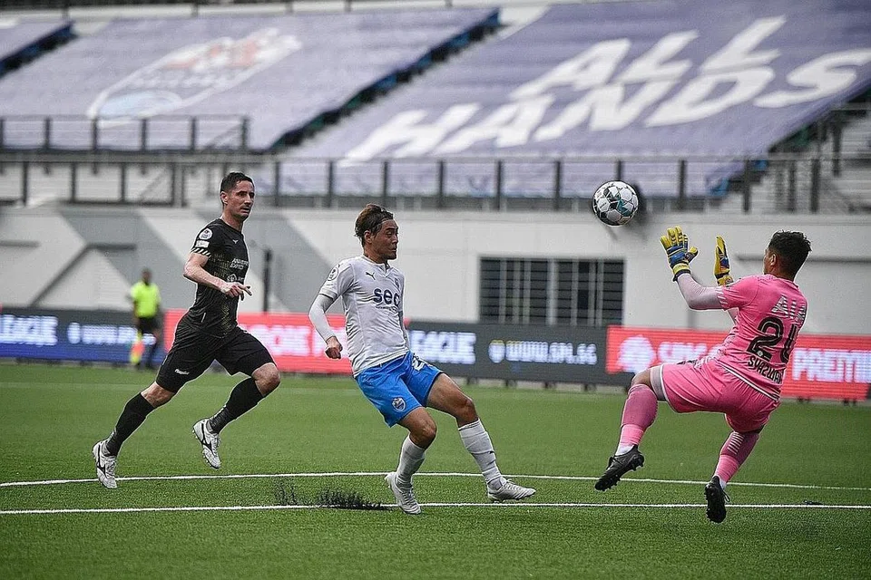 PEMAIN HARAPAN: Pemain Sailors Gabriel Quak (dua dari kanan) melambungkan bola mengatasi penjaga gawang Tampines Rovers Syazwan Buhari (kanan) untuk menjaringkan gol semasa Sailors bertemu Tampines baru-baru ini. Sailors masih boleh mengejar Albirex di puncak liga. - Foto BH oleh ARIFFIN JAMAR 
