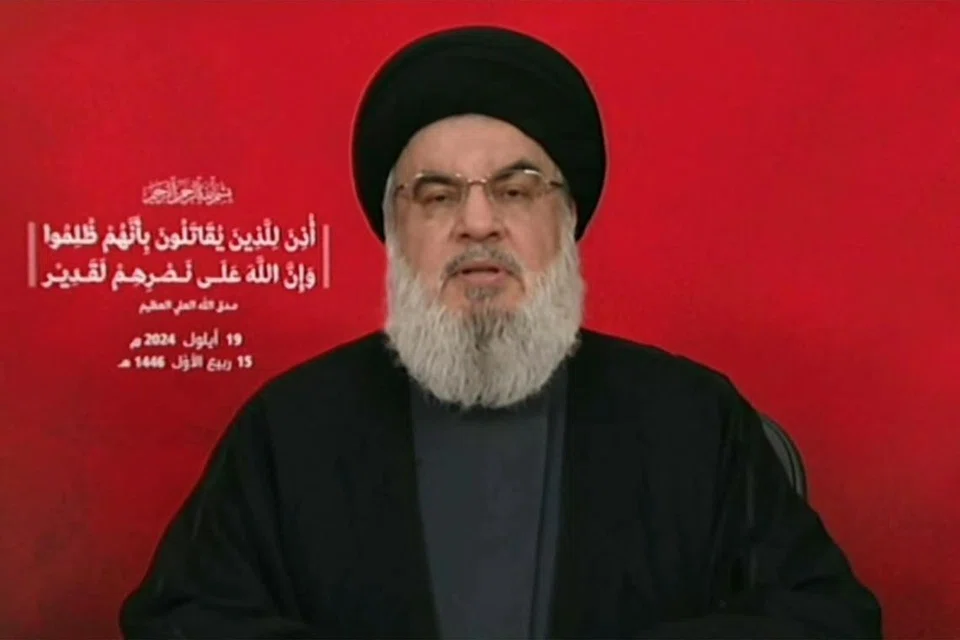 Gambar tangkap layar dari video yang disiarkan di saluran Al-Manar milik Hezbollah menunjukkan ketua Hezbollah, Encik Hassan Nasrallah berucap kepada rakyat Lebanon dari lokasi yang tidak diketahui pada 19 September.  Sumber dekat dengan Hezbollah berkata kumpulan itu terputus hubungan dengan Encik Nasrallah selepas serangan udara Israel di Beirut pada 27 September. 
