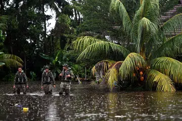 PANTAU KAWASAN BANJIR: Anggota tentera melakukan pemantauan di kawasan perumahan yang dinaiki air ketika tinjauan di Taman Murni Permai, Tok Jembal, pada Isnin. Hujan lebat menyebabkan beberapa kawasan di sekitar Kuala Terengganu dan Kuala Nerus dilanda banjir.