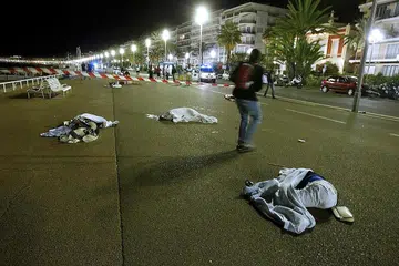 RAMAI TERKORBAN: Mayat mangsa yang ditutup kelihatan bergelimpangan di jalan raya selepas seorang penyerang yang memandu sebuah trak merempuh ke arah orang ramai yang sedang menyaksikan pertunjukan bunga api sempena Hari Bastille di bandar French Riviera. - Foto REUTERS