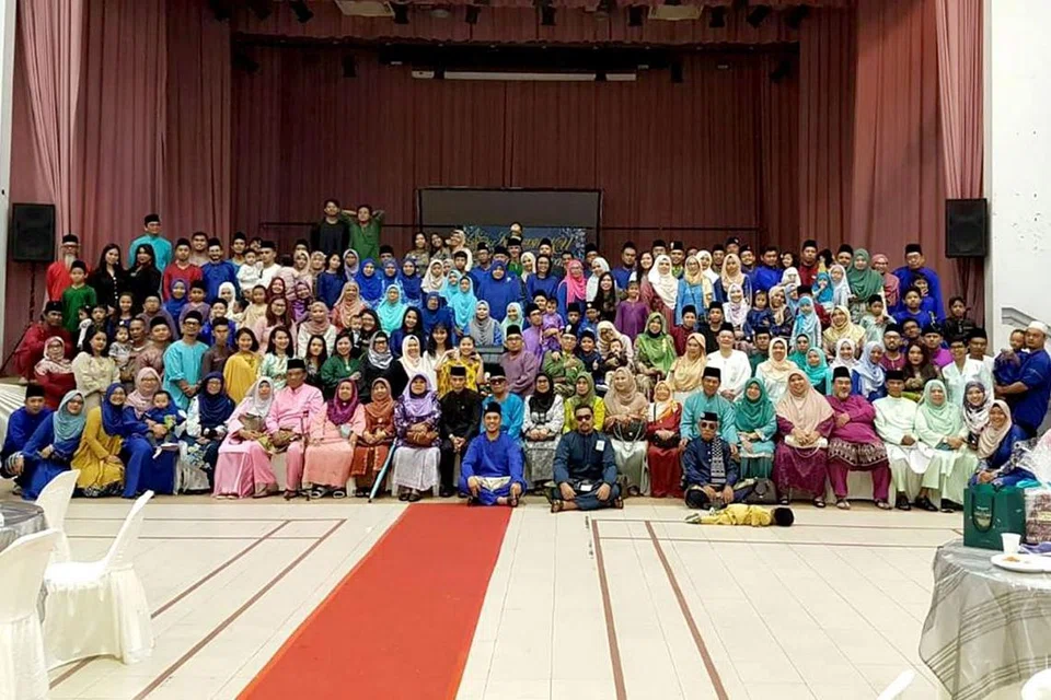 ERAT PERSAHABATAN: Setiap dua hingga tiga tahun, AIM Keluargaku Berlebaran akan dianjurkan agar semua ahli keluarga dapat bergembira dan beramah mesra. - Foto ihsan MOHAMMAD ALFA RAMLI