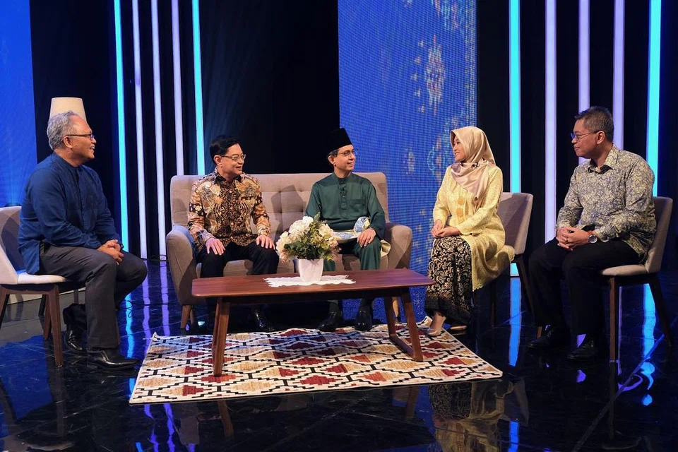 BERAMAH MESRA: Encik Heng Swee Keat dengan dua Duta Bahasa tahun ini, Encik Sujimy Mohamad (kiri) dan Dr Norshahril Saat (kanan). Bersama mereka ialah Pengerusi Majlis Bahasa Melayu Singapura, Menteri Negara (Kementerian Ehwal Dalam Negeri merangkap Pembangunan Negara) Profesor Madya Dr Muhammad Faishal Ibrahim (tengah), dan Pengerusi Jawatankuasa Bulan Bahasa, Cik Rahayu Mahzam.