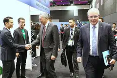 LAWAT PAMERAN: Perdana Menteri Lee Hsien Loong (sedang berjabat tangan) bersama Perdana Menteri Australia, Encik Scott John Morrison (kanan), melawat pameran yang antara lain mempamerkan usaha Negara Bijak Singapura dan rancangan rakan luar Asean dan sektor swasta untuk memperkukuh kerjasama bandar bijak bersama Asean, di Sidang Puncak Asean, semalam. - Foto KEMENTERIAN PENERANGAN DAN PERHUBUNGAN