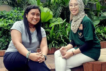 BERTINDAK UMPAMA RADAR: Cik Nur Atiqah (kanan) berusaha membantu golongan mahasiswa bermasalah dan jika bantuan lanjutan diperlukan, beliau akan merujukkannya kepada Cik Noor Haslinda, untuk ditangani secara profesional. - Foto KHALID BABA
