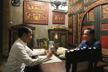 Mantan Presiden Indonesia, Encik Joko ‘Jokowi’ Widodo (kiri), telah menerima kunjungan Presiden Prabowo Subianto di kediamannya di Surakarta, Jawa Tengah pada 3 November.