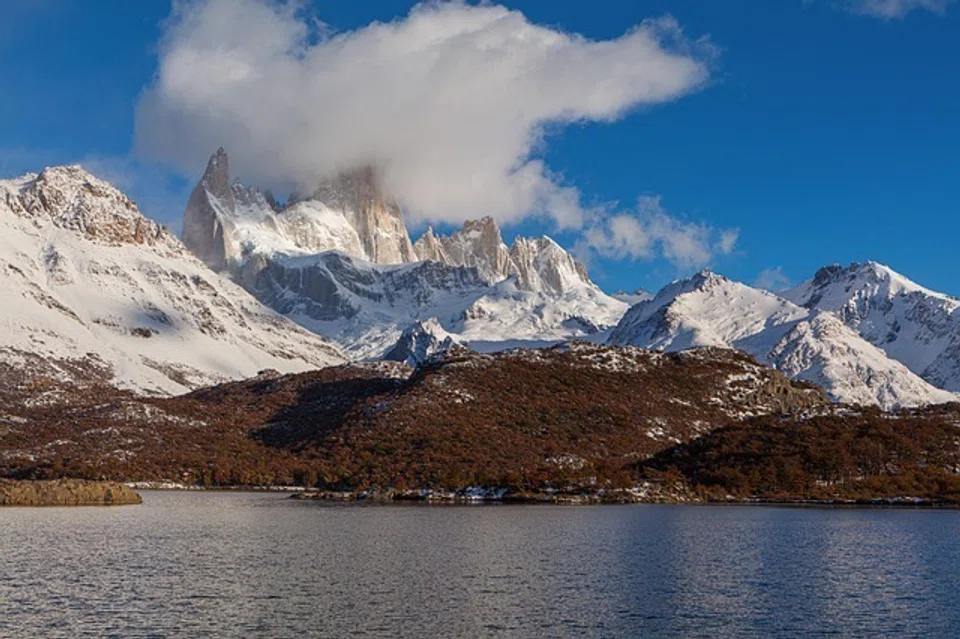 Pergunungan Patagonia yang diselimuti salji di Argentina.