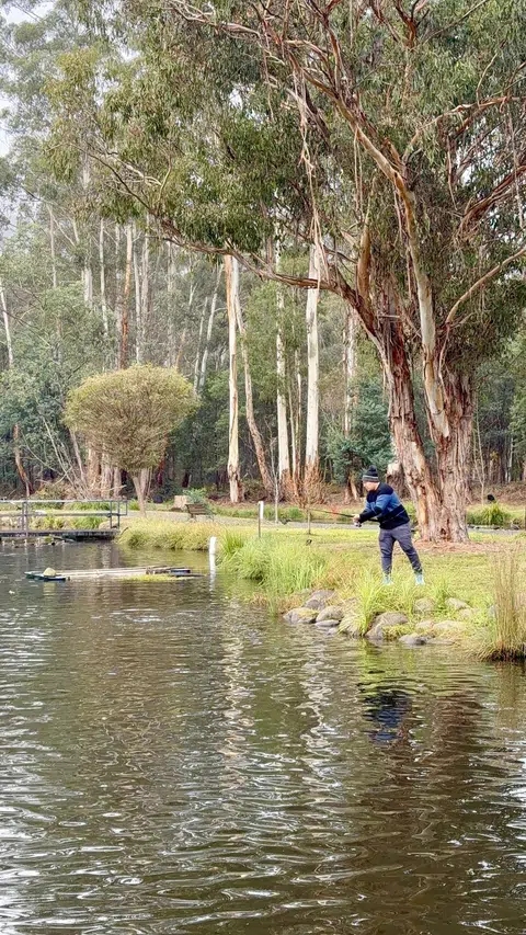 Suami penulis, Encik Jefnilham Jamaludin memancing di ladang ikan Buxton Trout & Salmon Farm.
