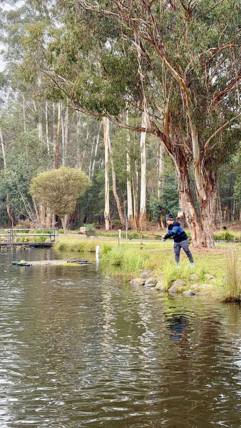 Suami penulis, Encik Jefnilham Jamaludin memancing di ladang ikan Buxton Trout & Salmon Farm.