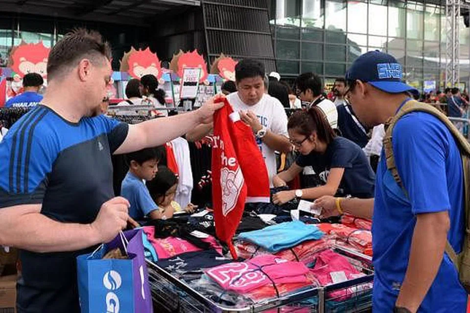 LELONG, LELONG: Pakaian sukan yang dicetak sempena Sukan SEA 'diborong' pembeli di akhir temasya sukan dwitahunan ini. - Foto ZAINAL YAHYA 