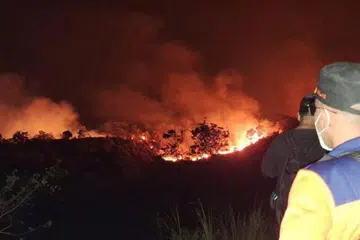 MUSNAH TERUK: Taman Negara Gunung Bromo menyaksikan kawasan hamparan rumput di kawasan savana yang dikenali sebagai Bukit Teletubbies di lokasi taman negara Gunung Bromo terbakar dan Badan Pengurusan Bencana Daerah (BPBD) Malang menganggarkan sekurang-kurangnya 500 hektar tanah di kawasan Bromo terjejas.
