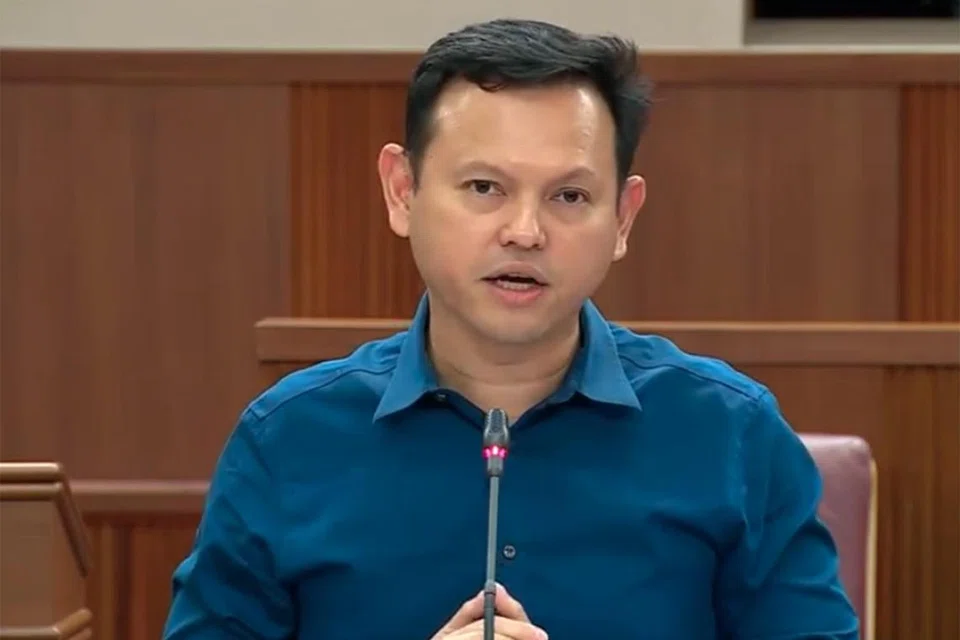 BANTU PEKERJA TERJEJAS: Menteri Negara Kanan (Tenaga Manusia merangkap Pertahanan), Encik Zaqy Mohamad, berkata pihak berkuasa sedang berusaha memastikan peralihan yang lancar bagi pekerja yang terjejas.