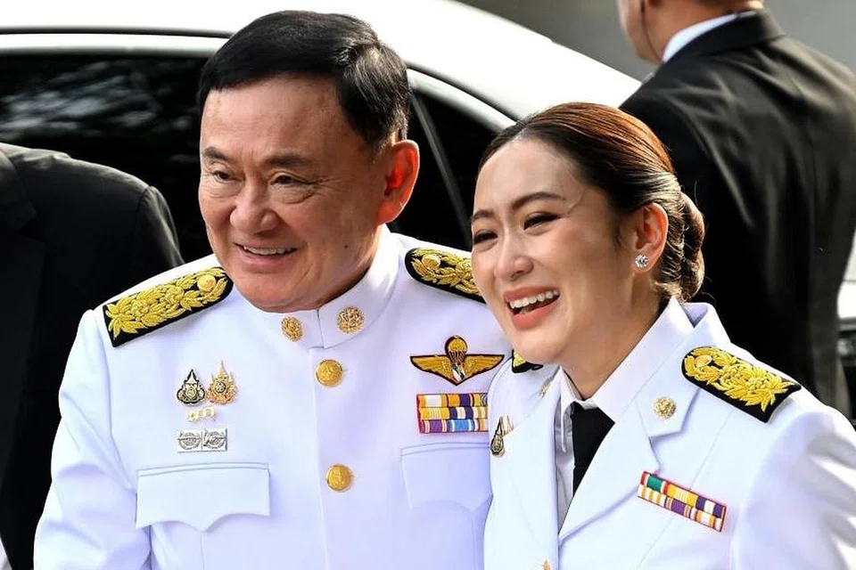 Cik Paetongtarn Shinawatra (kanan) tiba bersama bapanya, mantan Perdana Menteri, Encik Thaksin Shinawatra, di ibu pejabat Parti Pheu Thai di Bangkok pada 18 Ogos. 
