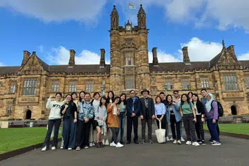 TERINGAT SEKOLAH ‘HARRY POTTER’: Apabila berada di Universiti Sydney bagi modul pengajian ‘Tadbir Urus Media Digital’, Cik Siti Nur Ida Mohd Ali (paling kanan) berasa seperti mengunjungi institusi ‘Harry Potter’, Hogwarts.
