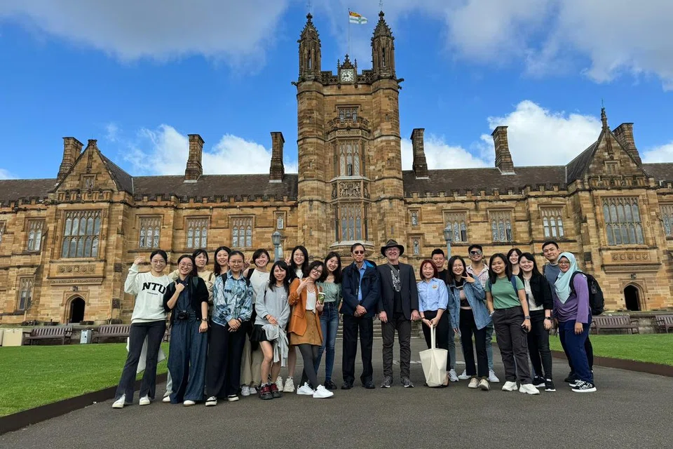 TERINGAT SEKOLAH ‘HARRY POTTER’: Apabila berada di Universiti Sydney bagi modul pengajian ‘Tadbir Urus Media Digital’, Cik Siti Nur Ida Mohd Ali (paling kanan) berasa seperti mengunjungi institusi ‘Harry Potter’, Hogwarts.