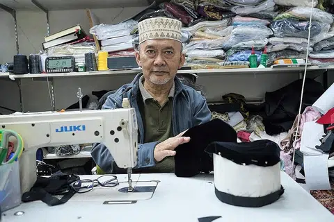 BUKA KEDAI BARU: Encik Abdul Wahab Abdullah telah membuka satu lagi kedai di tingkat dua City Plaza sejak Disember 2022 dan merancang untuk meneruskan operasi dari kedai tersebut, yang kini hanya dikendalikan isterinya.