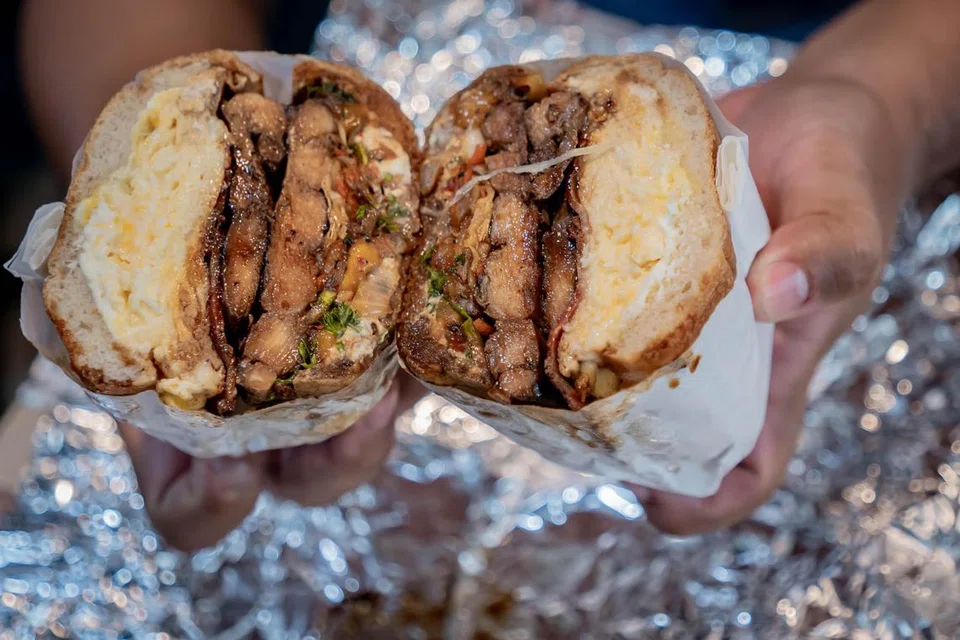Sandwic Ayam ‘Ter’bakar yang berharga $12.90 diinspirasikan daripada hidangan ayam panggang yang diperap dengan sos kicap pekat. Bahan lain dalam sandwic itu termasuk sambal belacan mangga ‘chimichurri’ (campuran bawang putih, minyak zaitun dan herba parsli), salad jeruk, telur hancur cheddar dan keju krim. 