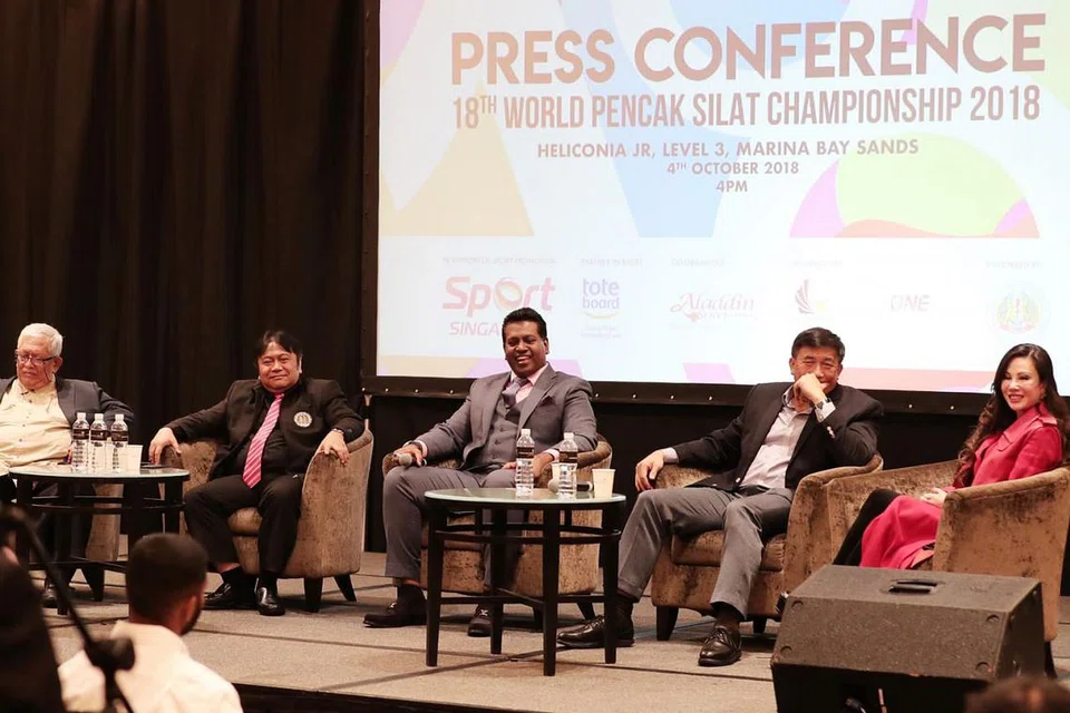 SIDANG MEDIA: (Dari kiri) Presiden Persatuan Pencak Silat Eropah, Aidinal Alrashid, Setiausaha Agung Persatuan Pencak Silat Antarabangsa, Teddy Suratmadji, Sheik Alau'ddin, Ketua Pegawai Eksekutif (CEO) SportSG, Lim Teck Yin, dan Presiden Aladdin Street Singapore, Dato' Dr Grace Kong, mengambil soalan dari para hadirin sewaktu sidang media Kejohanan Pencak Silat Sedunia ke-18 di Pusat Konvensyen Marina Bay Sands semalam. - Foto BH oleh KELVIN CHNG