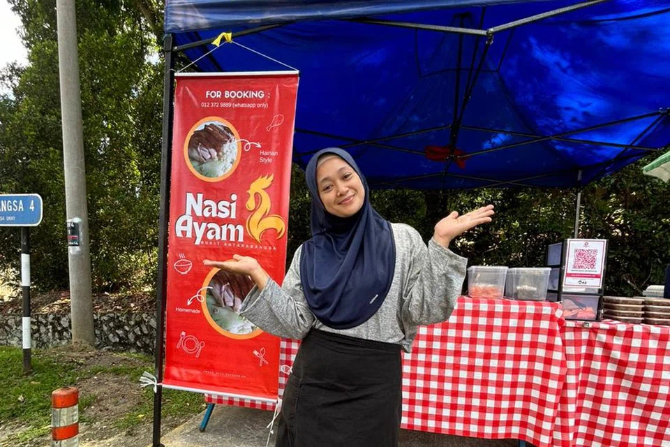 Pelakon, Faye Kusairi, seronok menjual nasi ayam di gerainya yang terletak di Bukit Antarabangsa, Selangor, Malaysia. 