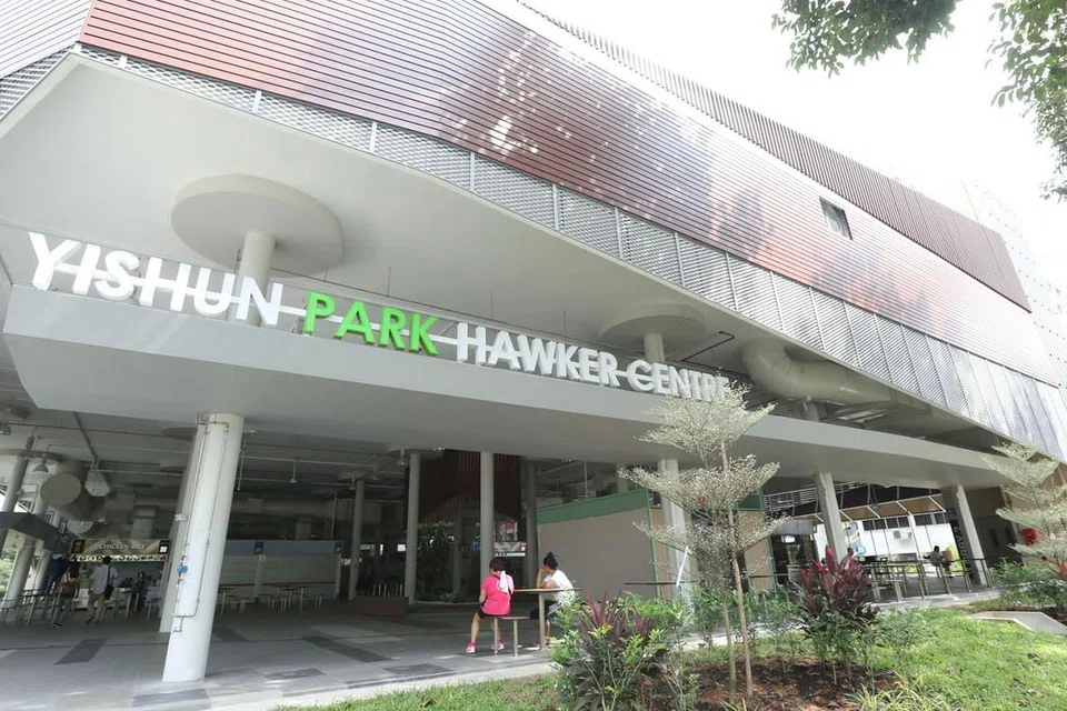 PILIHAN DI UTARA SINGAPURA: Pusat Penjaja Yishun Park mempunyai 43 gerai. Pusat penjaja ini unik kerana ia mempunyai ciri-ciri mesra keluarga seperti ruang bermain dan sistem memulangkan dulang yang dilengkapi dengan Pengenalan Frekuensi Radio (RFID) - Foto LIANHE WANBAO