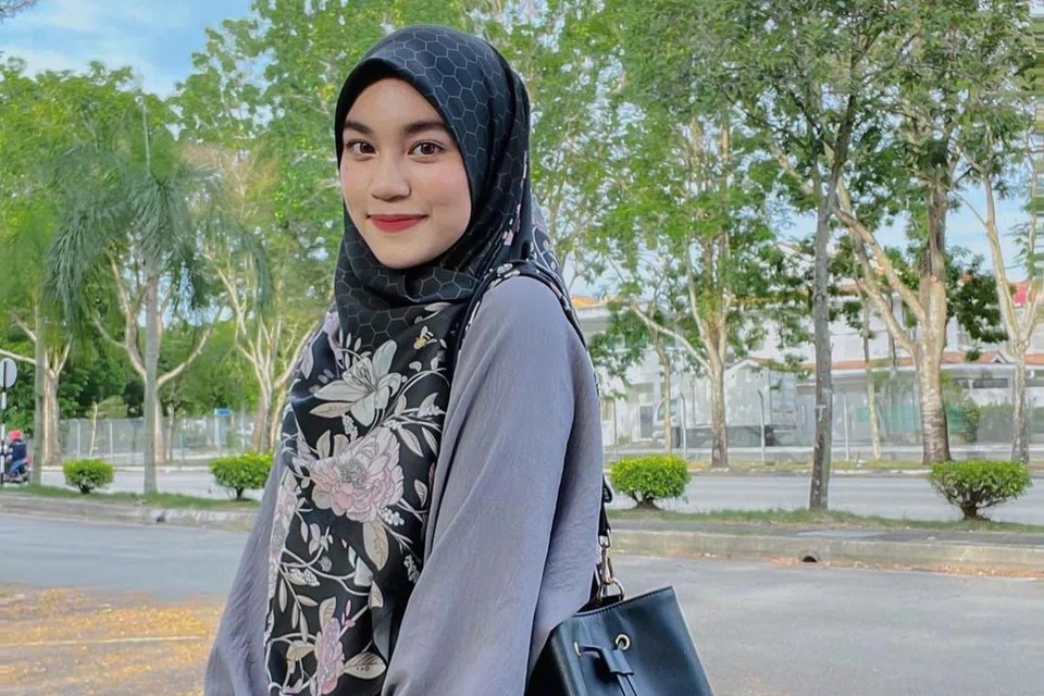 Penyanyi Ainan Tasneem kelihatan kurang aktif dalam dunia hiburan dan kini melibatkan diri dalam perniagaan tudung. 