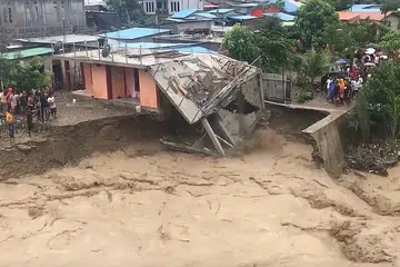 DIASAK BANJIR: Sebuah rumah runtuh selepas pasak dipukul banjir deras setelah tebing Sungai Comoro pecah hingga mengakibatkan banjir di Dili, Timor Leste. - Foto REUTERS