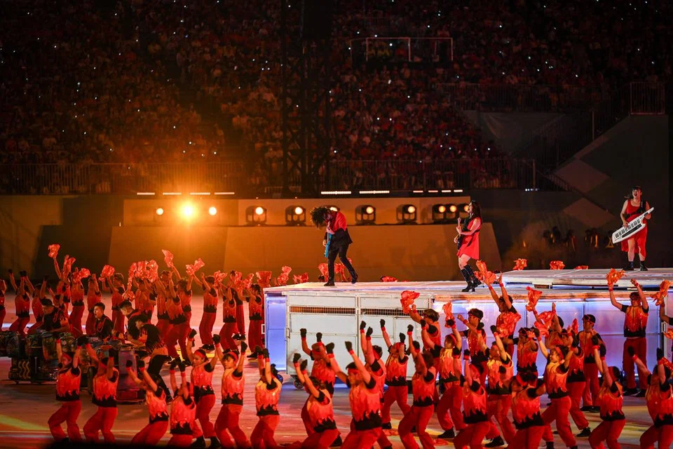 AKSI HEBAT: Kumpulan 53A mempersembahkan beberapa lagu serta lagu tema NDP 2023, ‘Shine Your Light’, diiringi 180 penari daripada Martial House, Music and Drama Company dan Politeknik Temasek serta disokong ciri visual tiga dimensi.