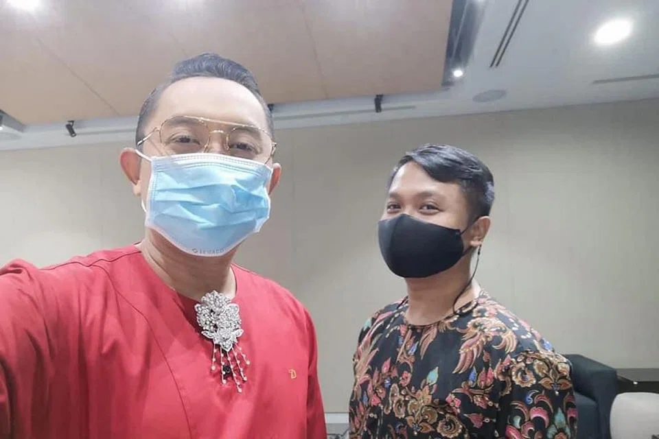 CEDOK PENGALAMAN: Encik Wan Huzarman (kanan) banyak belajar daripada penyanyi Rudy Djoharnaen tentang adat resam seni dan kehidupan sepanjang menyiapkan busana dan dandanan penghibur itu di dalam dan luar negara. - Foto ihsan WAN HUZARMAN 