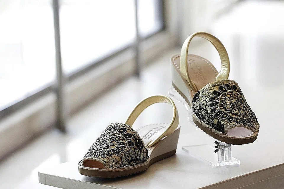 MENARIK: Sandal avarca yang dijual di kedai Avarcas Singapore memaparkan rekaan unik dengan kain songket dan les (atas). Sandal ini sesuai dipakai lelaki dan wanita.