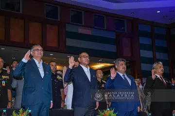 Menteri Dalam Negeri, Datuk Seri Saifuddin Nasution Ismail (dua dari kiri), dan timbalannya, Datuk Seri Dr Shamsul Anuar Nasarah (kiri), menyertai ucap ikrar di Perhimpunan Bulanan Kementerian Dalam Negeri (KDN) di Putrajaya pada 14 Februari.