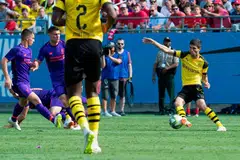 BERMAIN BAIK: Christian Pulisic (kanan) bermain cemerlang semasa mewakili pasukan Borussia Dortmund dengan menjaringkan dua gol semasa pasukannya menundukkan Liverpool. - Foto AFP