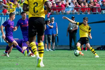 BERMAIN BAIK: Christian Pulisic (kanan) bermain cemerlang semasa mewakili pasukan Borussia Dortmund dengan menjaringkan dua gol semasa pasukannya menundukkan Liverpool. - Foto AFP
